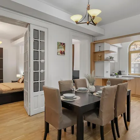 Charm By Victoriei Apartman *